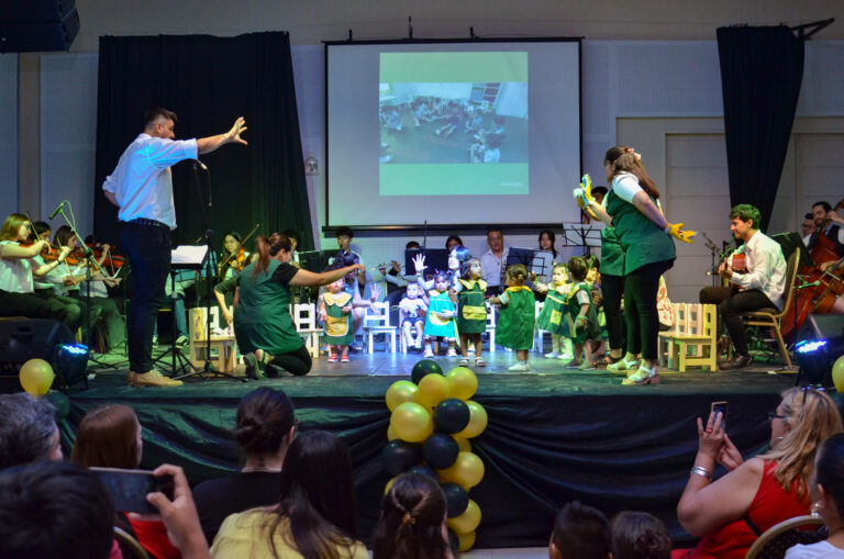 Una tarde plena de alegría: Así se vivió el concierto infantil de Mis Pininos