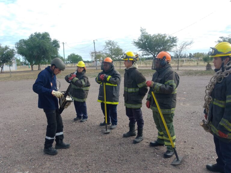 Defensa Civil capacitó a Bomberos Voluntarios en manejo forestal y seguridad operativa
