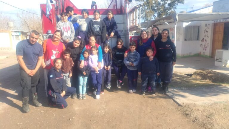LOS BOMBEROS VOLUNTARIOS DE SANTA ROSA COMPARTIERON UNA JORNADA EDUCATIVA EN EL CEPI CASITA DE MIEL