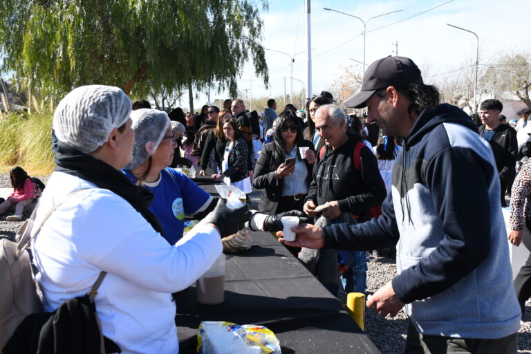 MÁS DE 3000 ESTUDIANTES Y VECINOS DISFRUTARON DE UN CHOCOLATE POPULAR EN SANTA ROSA